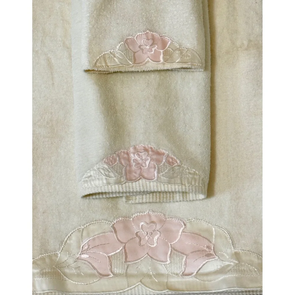 Vintage‎ 1978 Grand Prix by Avanti Cream Pink Floral Applique 5pc Towel Set USA